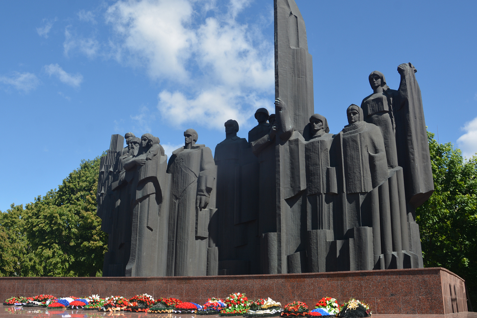 К Вечному огню на Площади Победы возложили цветы и венки. | 08.05.2024 |  Воронеж - БезФормата