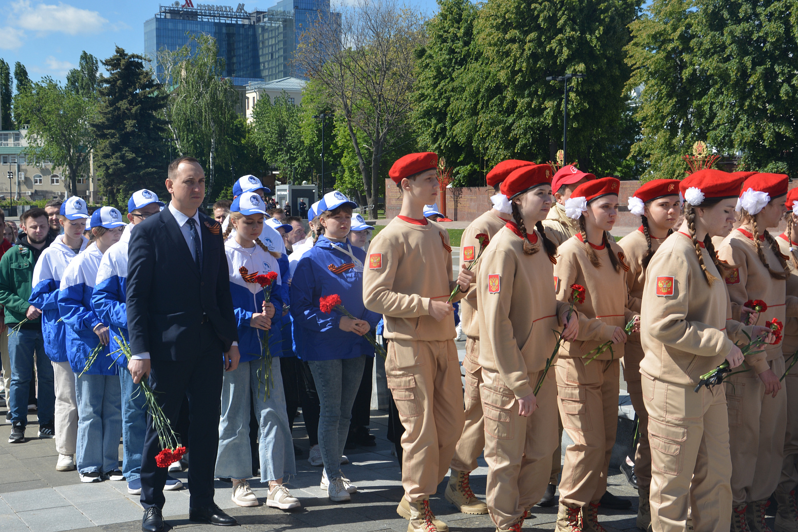 К Вечному огню на Площади Победы возложили цветы и венки. | 08.05.2024 |  Воронеж - БезФормата